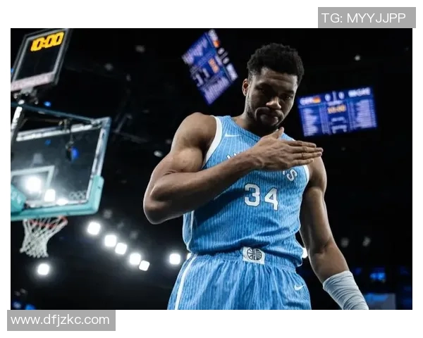 雄鹿主帅高兴地赞扬球队表现，掀起新赛季热潮